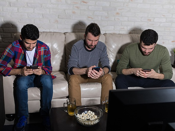 Male TV viewers distracted by social media apps on their phones
